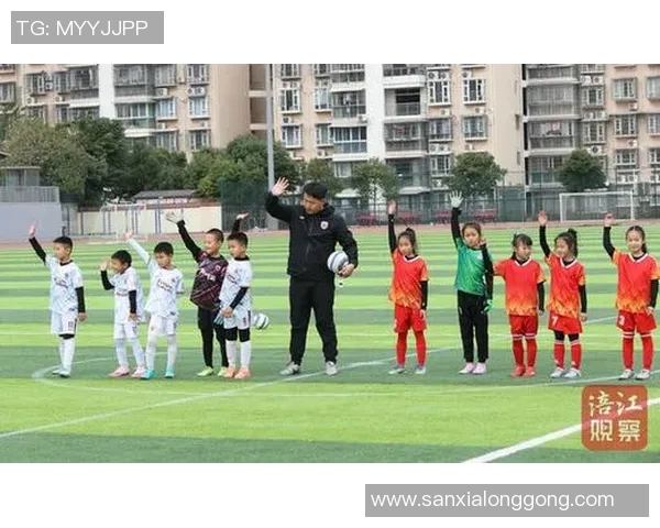 足球明星与小女孩的梦想之旅在绿茵场上绽放光彩