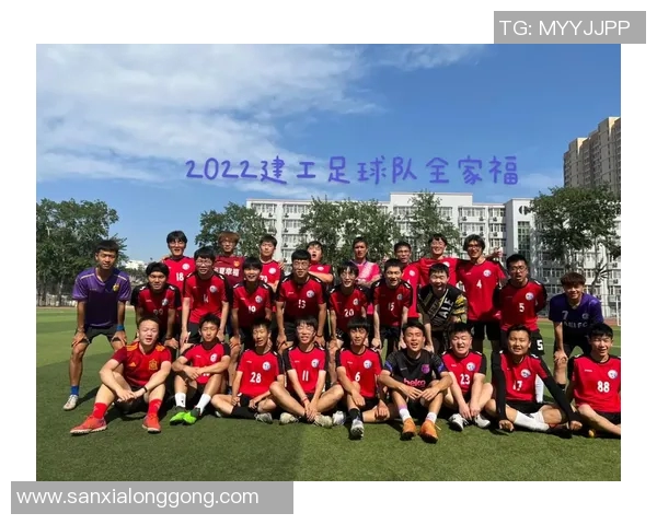 小鹰与足球明星亲密合影展现青春活力与梦想追逐的美好瞬间